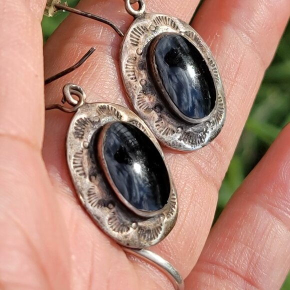 Vintage Native American handmade 925 sterling silver stampwork onyx earrings - Picture 9 of 16